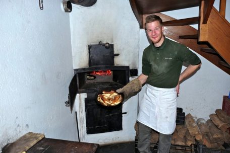 „Boxemännercher“ müssen nicht wie hier beim „Munzer Haupeschmaart“ im Holzofen gebacken werden, sie gelingen auch in bis zu 20 Minuten im heimischen Backofen