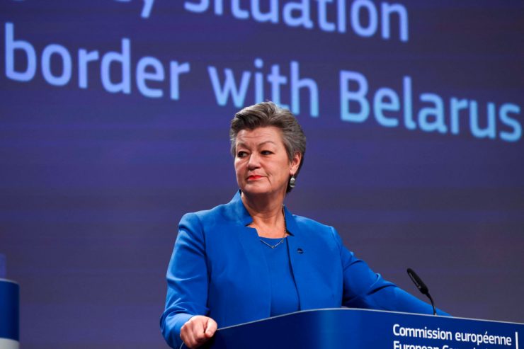 Griechenland schiebt Frontex-Übersetzer ab / EU schlägt Ausnahmen von Asylregeln in Nachbarländern von Belarus vor