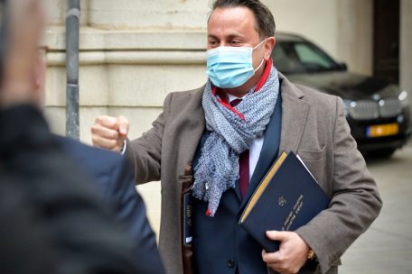 Mit Megafon in der Hand / Impfgegner haben am Dienstagmorgen vor Xavier Bettels Haustür Lärm gemacht