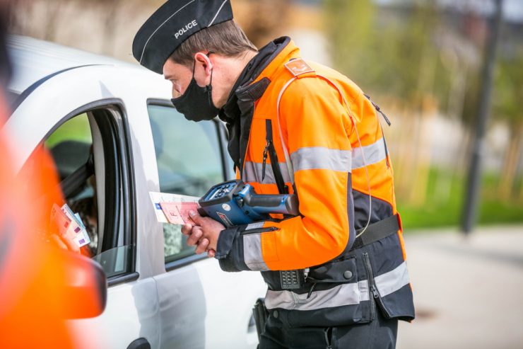 Polizei / Betrunkener Fahranfänger und Trunkenbold auf Tramschienen unterwegs