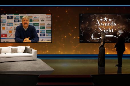 FLF-Pr&auml;sident Paul Philipp nahm den Preis stellvertretend f&uuml;r die Fu&szlig;ballnationalmannschaft entgegen