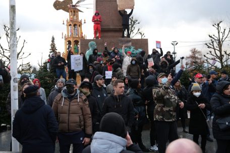 Einige vermummte Demonstranten, die aufs &bdquo;Monument du Souvenir&ldquo; stiegen, trugen ihre Maske wohl nicht zum Schutz vor Covid&nbsp;