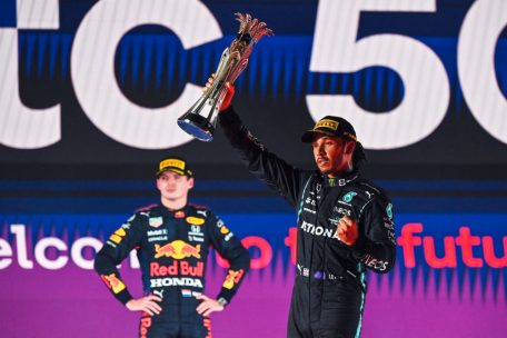Lewis Hamilton bejubelt seinen Sieg, Max Verstappen ist bedient