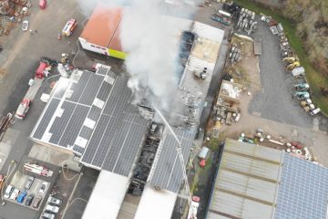 CGDIS / Industriehalle brennt bei Mertzig – Verschmutzung der Wark soll verhindert werden