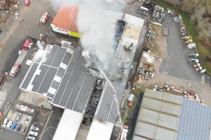 CGDIS / Industriehalle brennt bei Mertzig – Verschmutzung der Wark soll verhindert werden