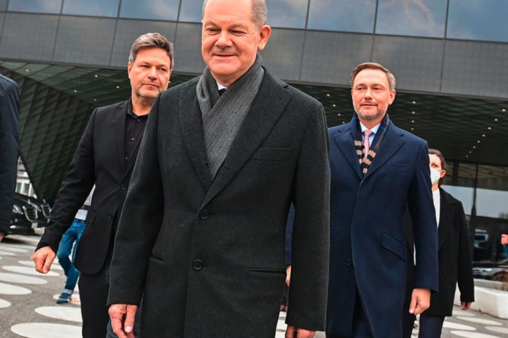 Deutschland / Wachstumsfreuden einer Ampel beim gemeinsamen Auftritt von Scholz, Habeck und Lindner