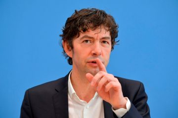 Virologe / Drosten warnt Ungeimpfte vor schweren Krankheitsverläufen durch Omikron-Variante