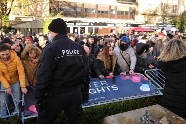 Faktencheck / Wem das zerkratzte Auto vor Premierminister Bettels Haustür gehört