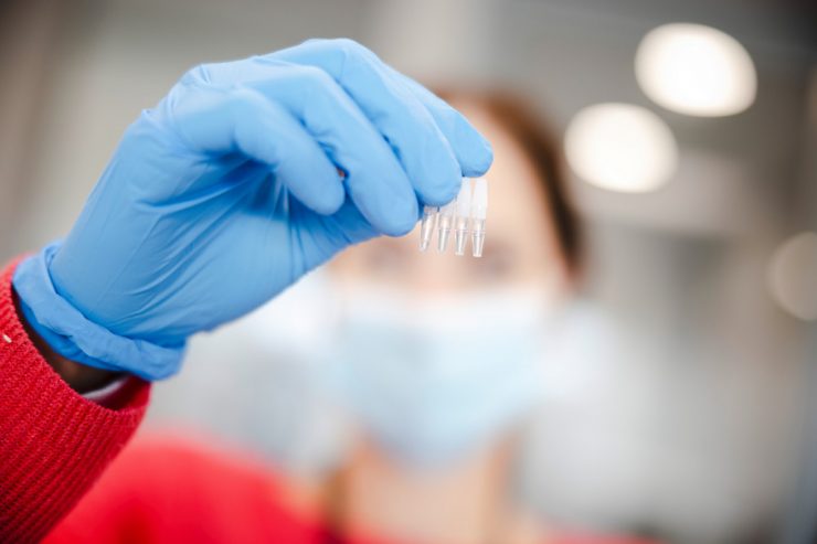 WHO zu Corona-Variante / Omikron schafft wahrscheinlich leichter eine erneute Infektion, Verlauf ist aber wohl milder