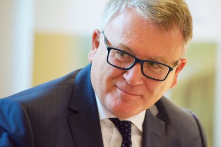 EU-Kommission / Nicolas Schmit sagt der Scheinselbstständigkeit bei Uber, Deliveroo und Co. den Kampf an