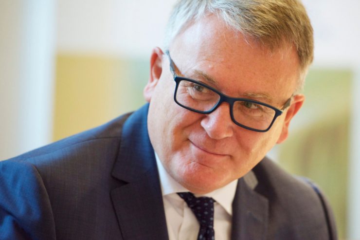 EU-Kommission / Nicolas Schmit sagt der Scheinselbstständigkeit bei Uber, Deliveroo und Co. den Kampf an