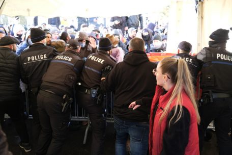 Das Polizeiaufgebot wurde noch mal angepasst und deutlich verst&auml;rkt. Die Szenen vom vergangenen Wochenende sollen sich nicht wiederholen.