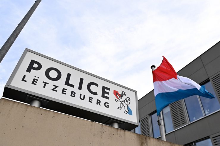 Sabotageversuch / Polizei bestätigt: Unbekannte streuen in der Nacht Nägel vor Luxemburger Polizeigebäude