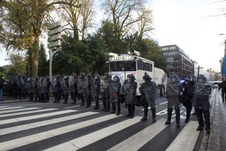 Die Polizei versperrte den Weg in die Innenstadt mit Schilden und einem Wasserwerfer der belgischen Polizei