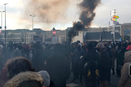 Manche Protestteilnehmer versuchten &uuml;ber die Avenue de la Porte Neuve in die Innenstadt vorzudringen