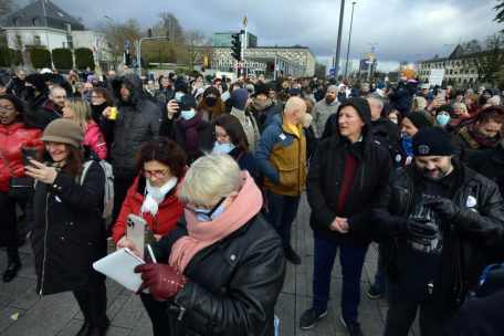 Ein Teil der Demonstranten blieb friedlich auf dem Glacis