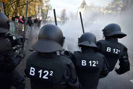 Die mit &bdquo;Riot Gear&ldquo; ausgestatteten Beamten wurden unter anderem mit Feuerwerksk&ouml;rpern angegriffen, w&auml;hrend andere Teilnehmer bengalisches Feuer und Rauchbomben z&uuml;ndeten