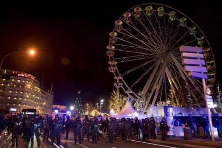 Dutzende Polizisten waren vor dem Weihnachtsmarkt stationiert