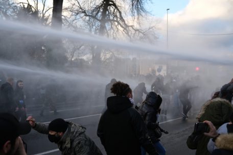 Der Wasserwerfer kam zum Einsatz, als die Demonstranten sich nicht zurückdrängen ließen
