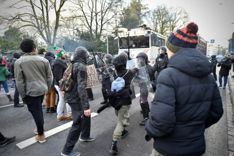 Geteilte Meinungen / Politiker und Corona-Influencer reagieren auf Samstags-Demonstration: Gute Polizeiarbeit oder „Ohnmachtsbeweis“?