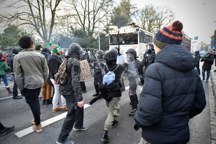 Geteilte Meinungen / Politiker und Corona-Influencer reagieren auf Samstags-Demonstration: Gute Polizeiarbeit oder „Ohnmachtsbeweis“?