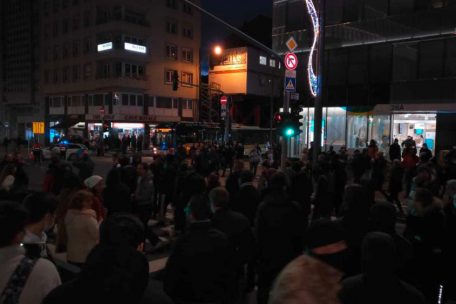 Zwischen 100 und 150 Menschen blockierten gegen 17.10 Uhr plötzlich den Boulevard Hamilius