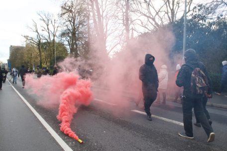 W&auml;hrend des Protestes wurden immer wieder Rauchfahnen eingesetzt, deren Rauchschwaden sich auf die Szenerie legten