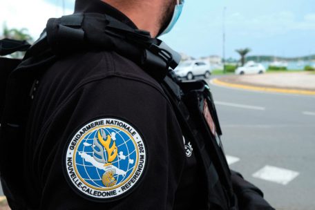 Ein Gendarm wacht in Noumea &uuml;ber den Wahlablauf