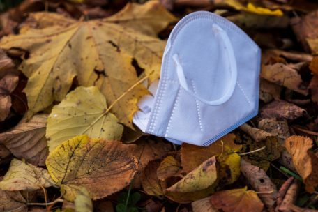 Forschung / Weggeworfene Corona-Masken gefährden Umwelt und Tiere