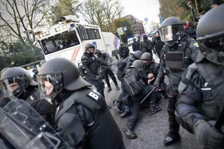 Die Polizisten verhafteten einzelne Randalierer