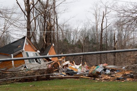 Dickson Co.: Blick auf ein Haus, nachdem es von einem Tornado zerst&ouml;rt wurde.