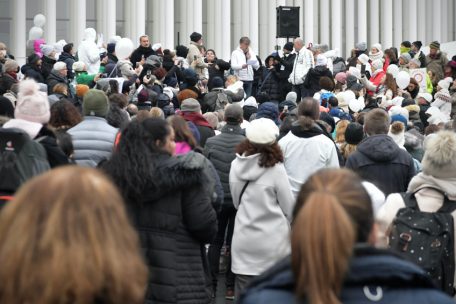 Vor der Philharmonie wurden Reden auf die Freiheit des Menschen gehalten