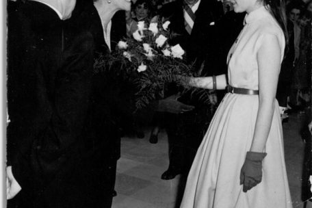 Einweihung am 24. April 1954: Die Sch&uuml;lerin Sylvie Schroeder &uuml;berreicht Grande-Duchesse Charlotte unter den Augen von B&uuml;rgermeister Antoine Krier (M.) einen Blumenstrau&szlig;