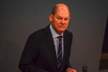 Deutschland / In seiner Regierungserklärung stellt sich Olaf Scholz Corona-Leugnern und Impfgegnern entgegen