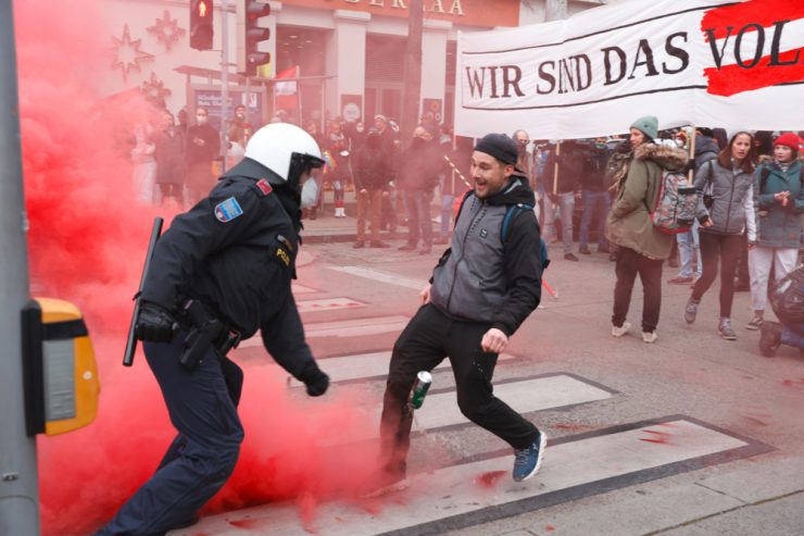 Österreich / Morddrohungen gegen Politiker, Attacken auf Journalisten und Medizin-Personal