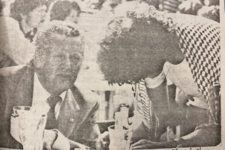 Keffieh sur les épaules, Roy Reding en train d’interviewer le député socialiste indépendant Jean Gremling pour le journal lycéen „Maulwuerf“ lors de la manifestation pacifiste du 15 mai 1982