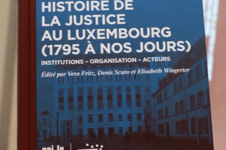 Ab heute (Mittwoch) ist das gut 450 Seiten dicke Werk zum Preis von knapp 50 Euro im Buchhandel erh&auml;ltlich