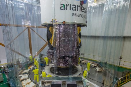 Zusammengefaltet passt das Teleskop in die Transportkapsel der Ariane-Rakete