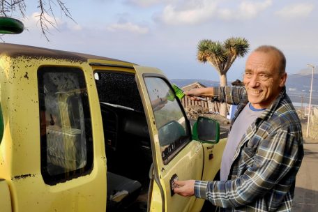 Vulkanbewohner Mathias Siebold: Autofegen nach dem Ascheregen