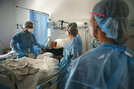 Pandémie / La progression d’Omicron pourrait pousser la France à de nouvelles restrictions sévères