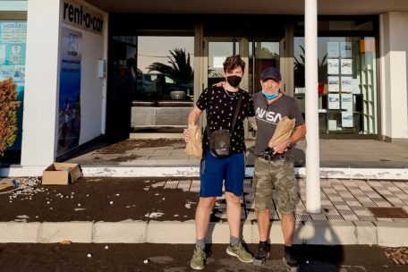 Michael (rechts) und Daniel Nguyen vor der Firma &bdquo;La Palma 24&ldquo; bevor die Lava kam