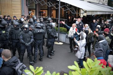 Covid-Demo / An Heiligabend: 100 Demonstranten protestieren auf dem Knuedler