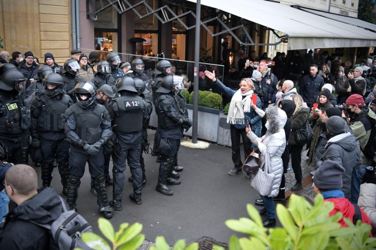 Covid-Demo / An Heiligabend: 100 Demonstranten protestieren auf dem Knuedler