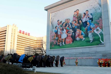 Nordkoreanische B&uuml;rger verneigen sich anl&auml;sslich des zehnten Todestages von Nordkoreas zweitem F&uuml;hrer Kim Jong-il f&uuml;r eine Schweigeminute