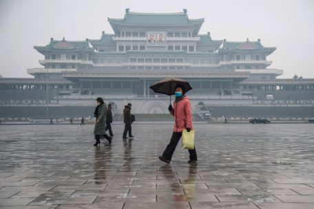 Fu&szlig;g&auml;nger am Kim-Il-sung-Platz in Pj&ouml;ngjang