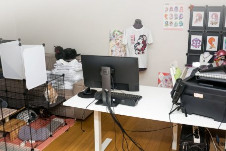 Feste Arbeitszeiten habe sie nicht, erzählt Sabrina Kaufmann. Bei ihren Arbeitsessions leistet ihr Kaninchen Chamallow Gesellschaft.