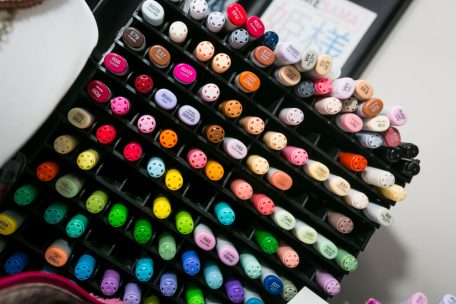 Auch wenn Sabrina Kaufmann eine beachtliche Sammlung an Buntstiften besitzt: Auf Farben verzichtet sie beim Zeichnen meist. Am liebsten male sie schwarzweiß.