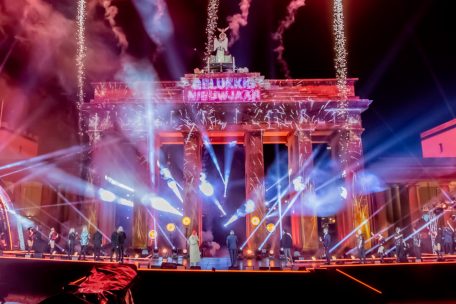 Feuerwerk wird zu Neujahr bei der ZDF-Silvestershow „Willkommen 2021“ am Brandenburger Tor gezündet. 