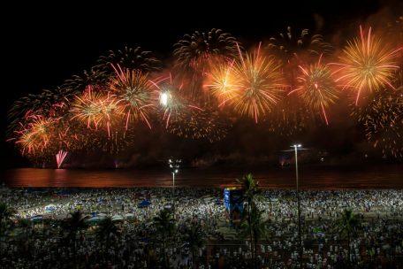 Feuerwerkskörper explodieren über dem Copacabana-Strand während der Neujahrsfeierlichkeiten in Rio de Janeiro, Brasilien. 