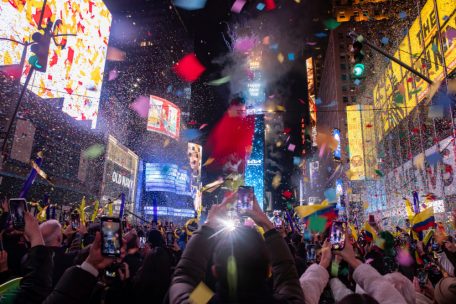 Feiernde auf dem Times Square in New York am frühen Samstag während der Silvesterfeierlichkeiten. 
